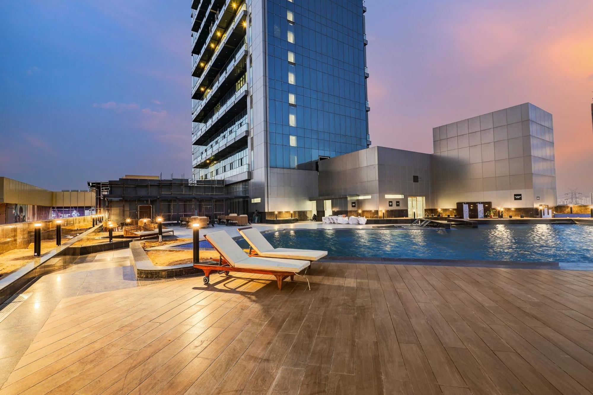 Sunday Hotels And Residences 구르가온 외부 사진