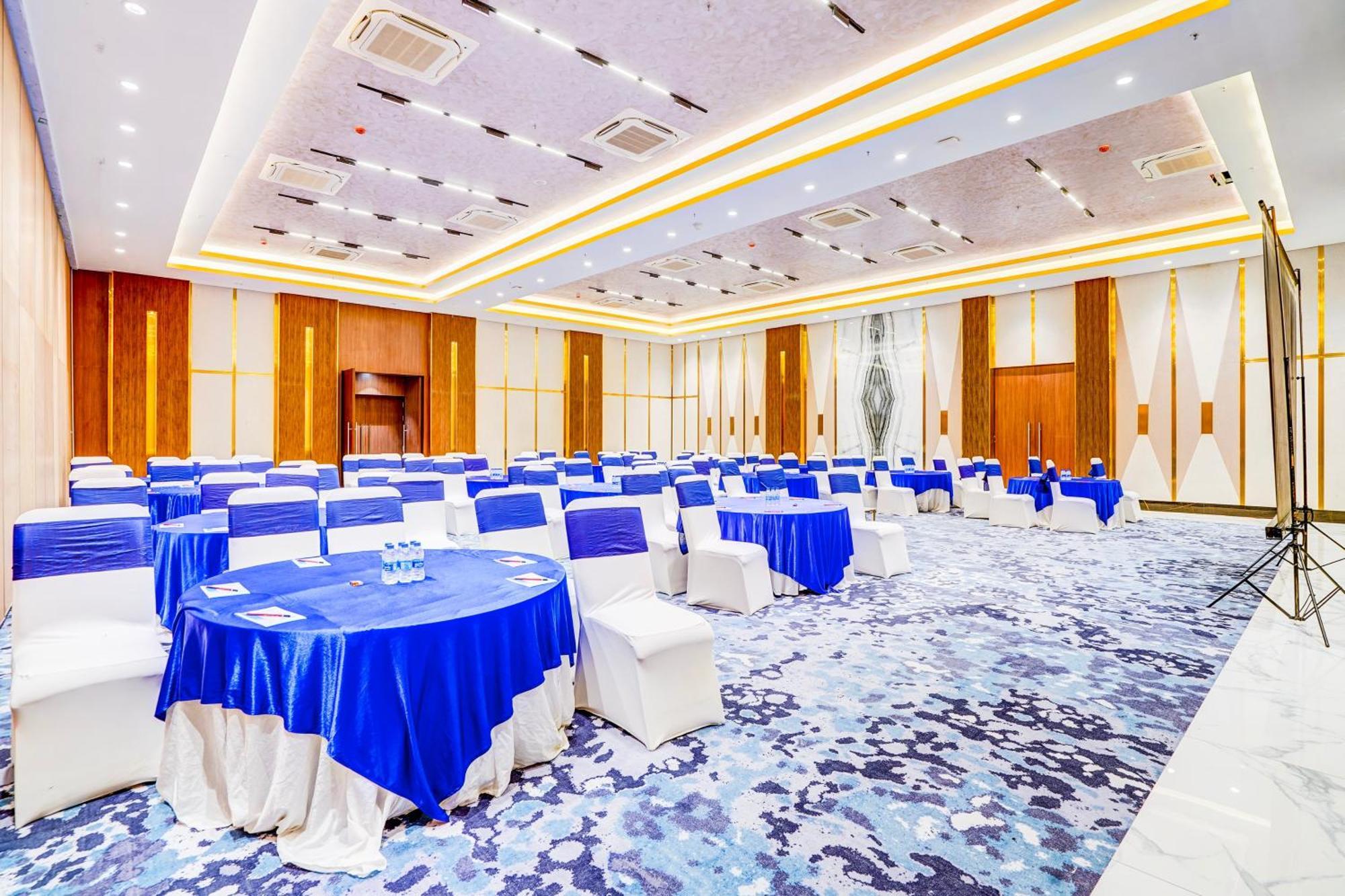Sunday Hotels And Residences 구르가온 외부 사진