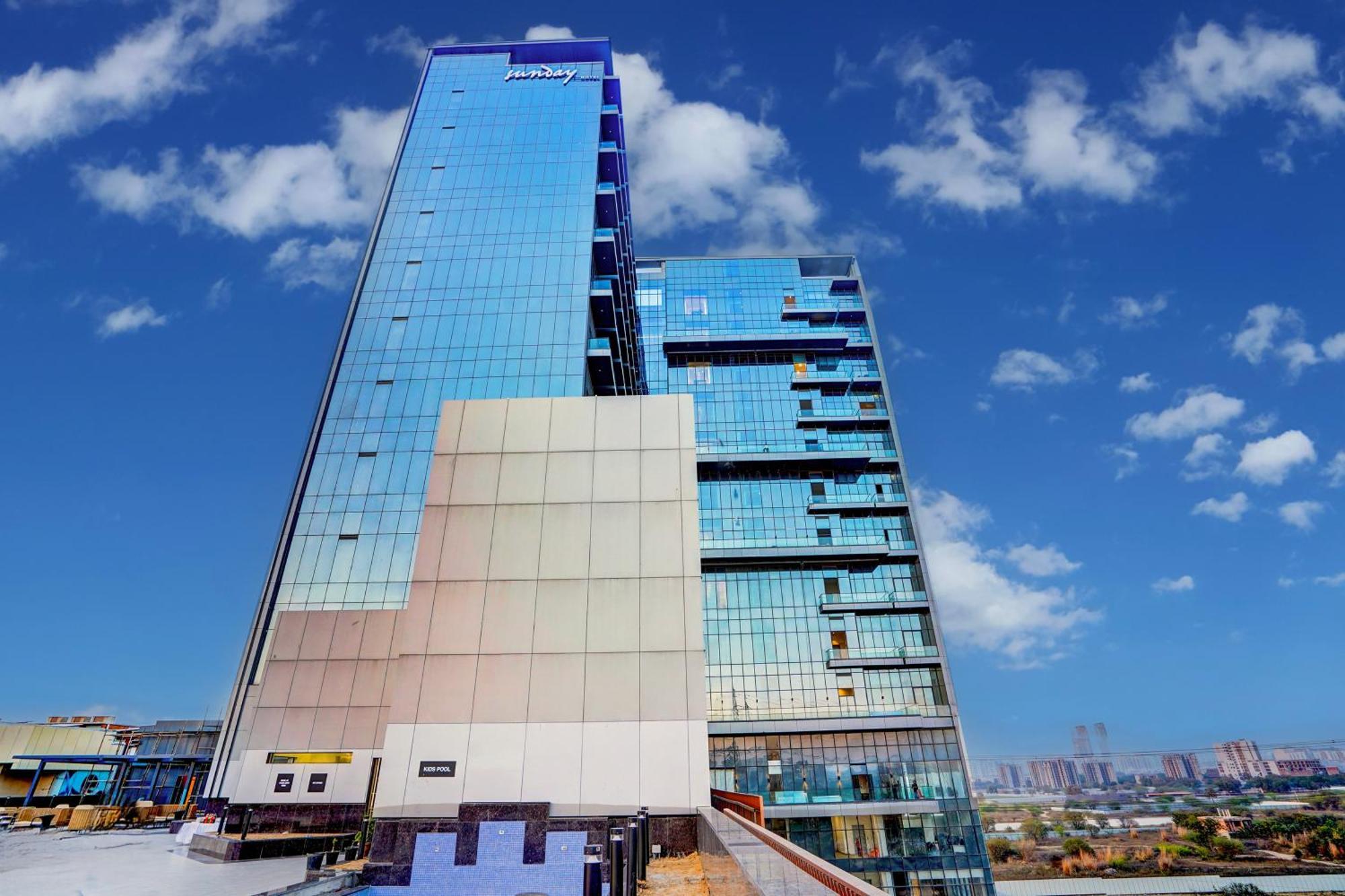 Sunday Hotels And Residences 구르가온 외부 사진