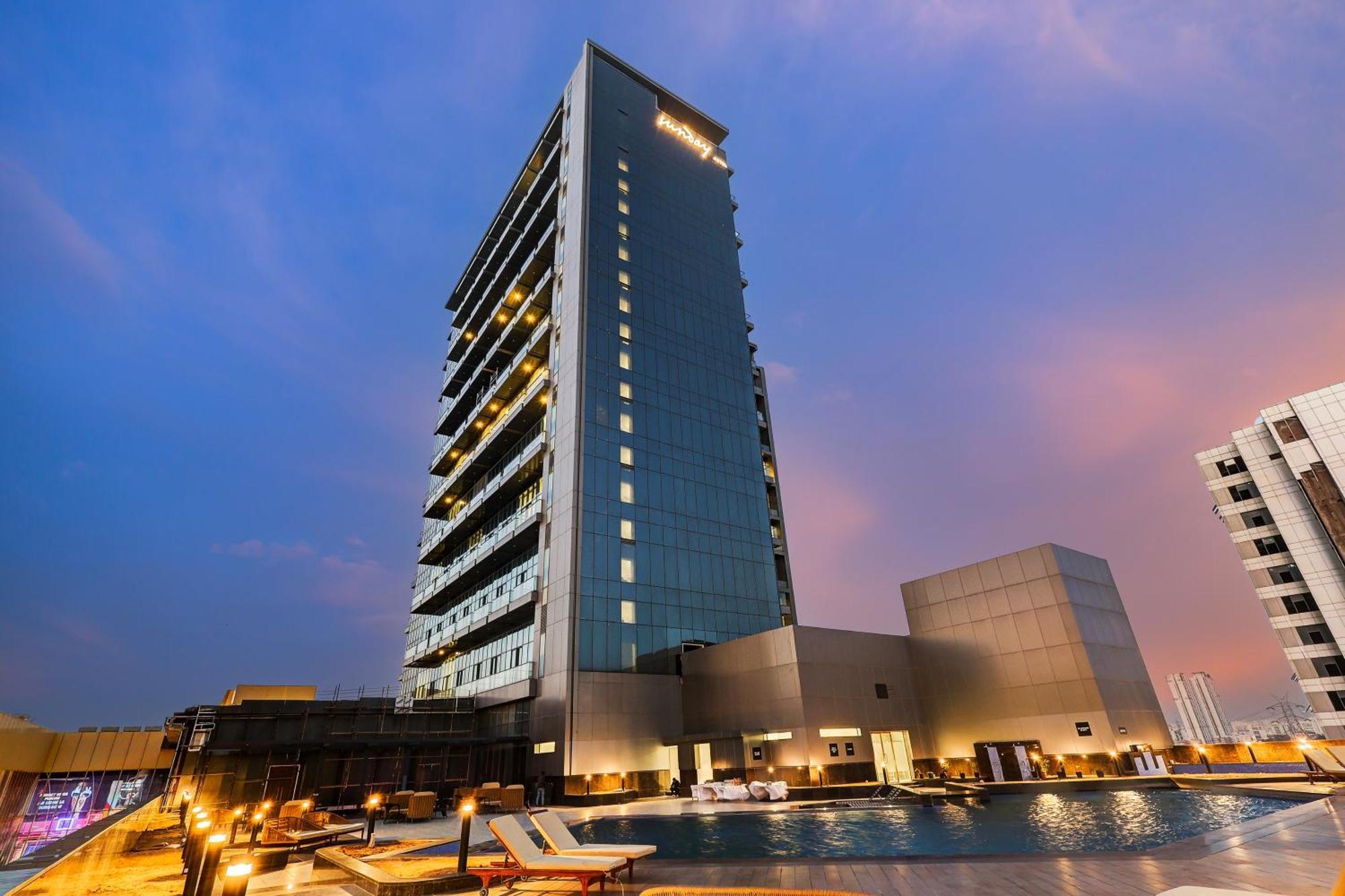 Sunday Hotels And Residences 구르가온 외부 사진