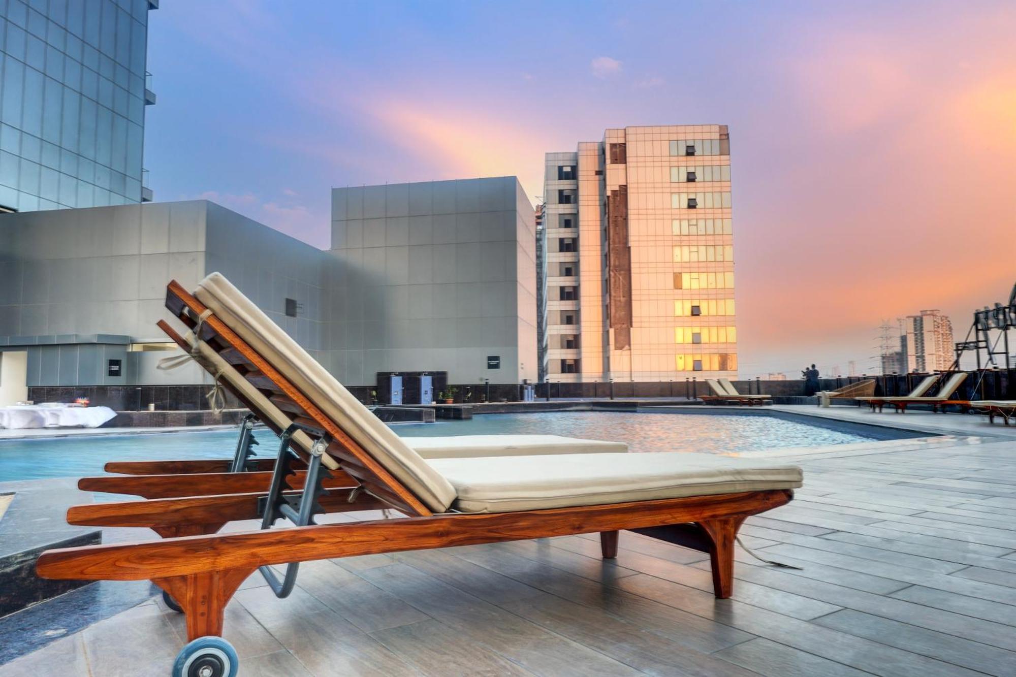 Sunday Hotels And Residences 구르가온 외부 사진