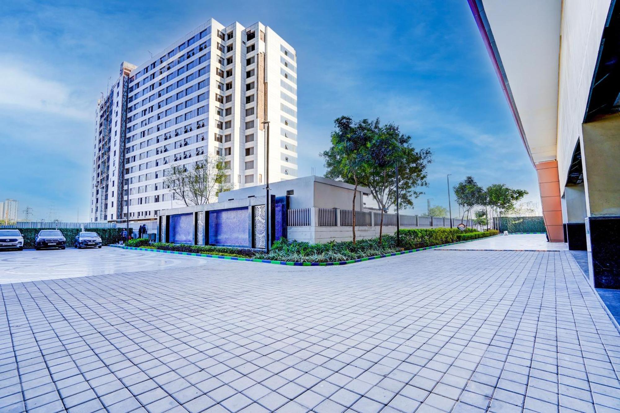 Sunday Hotels And Residences 구르가온 외부 사진