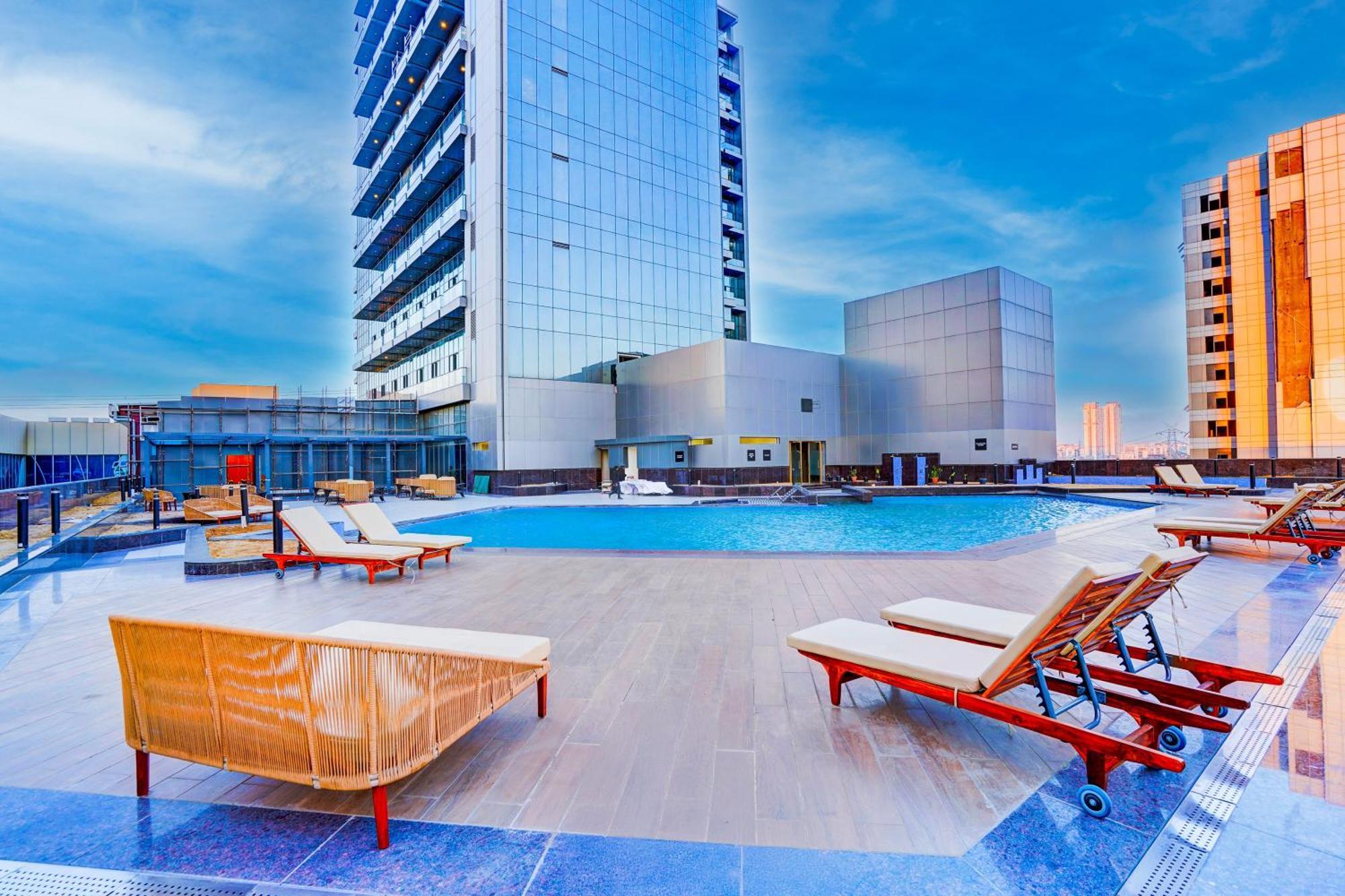 Sunday Hotels And Residences 구르가온 외부 사진