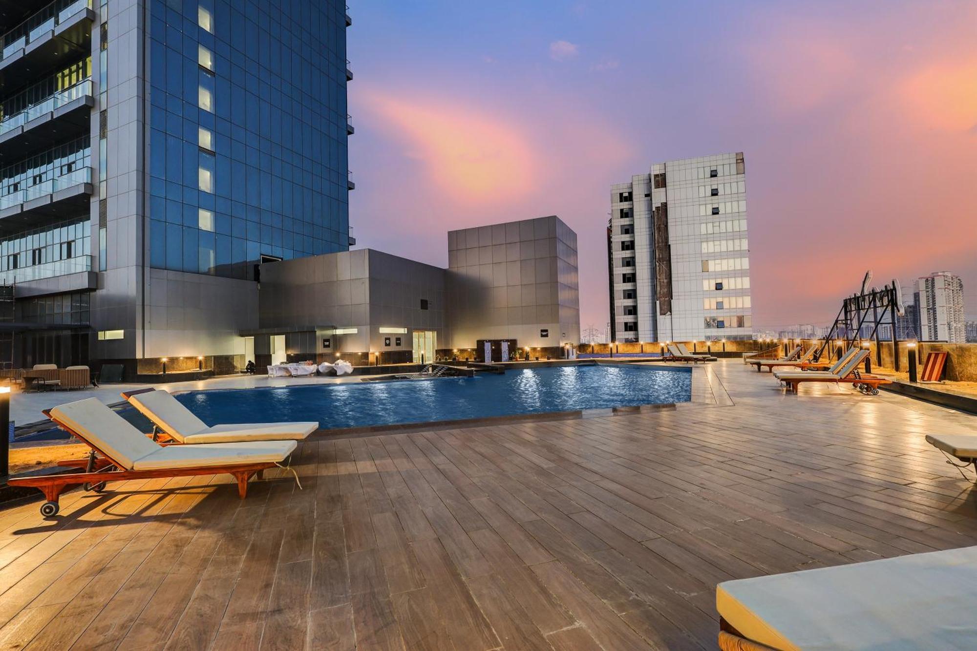 Sunday Hotels And Residences 구르가온 외부 사진