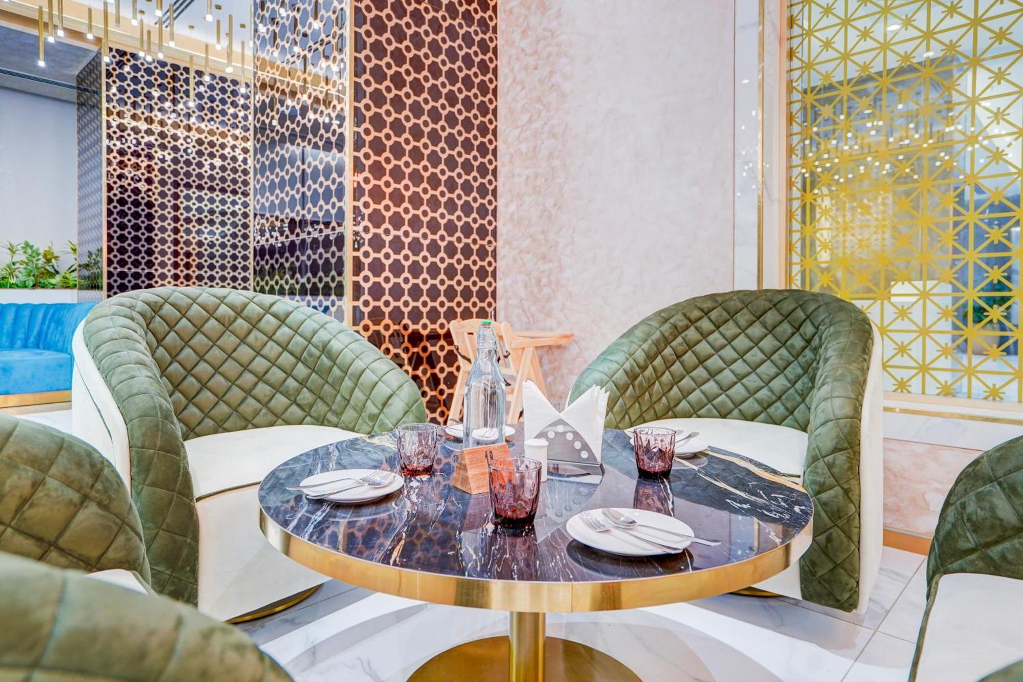 Sunday Hotels And Residences 구르가온 외부 사진