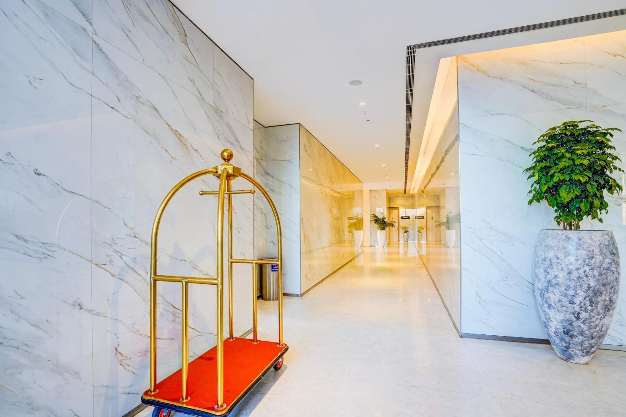 Sunday Hotels And Residences 구르가온 외부 사진